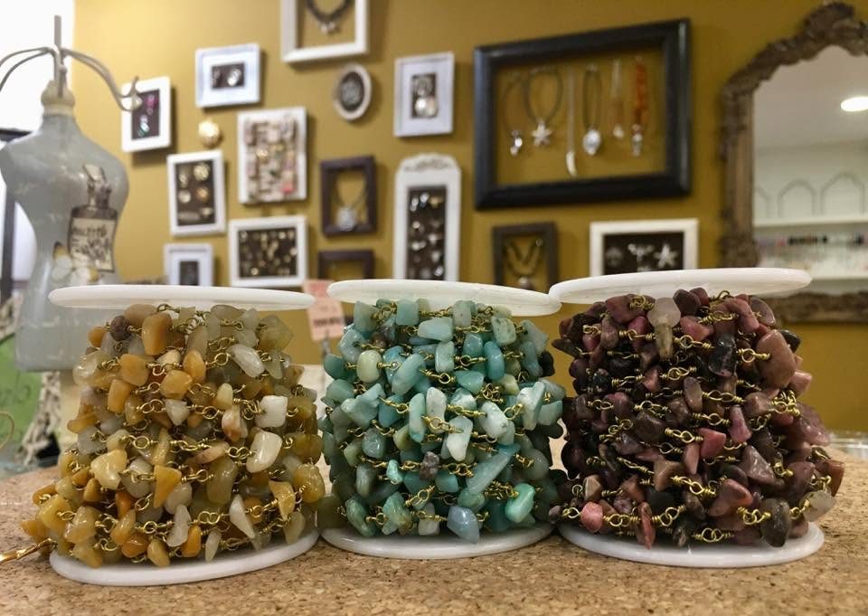 Bobinas de cadena con piedras semipreciosas en tonos tierra, turquesa y rosa en la tienda de Las Rozas