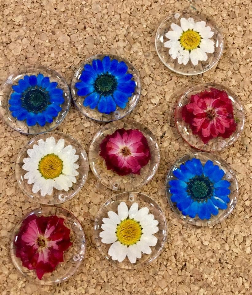 Colgantes redondos con flores naturales prensadas en resina, en azul, blanco y rosa