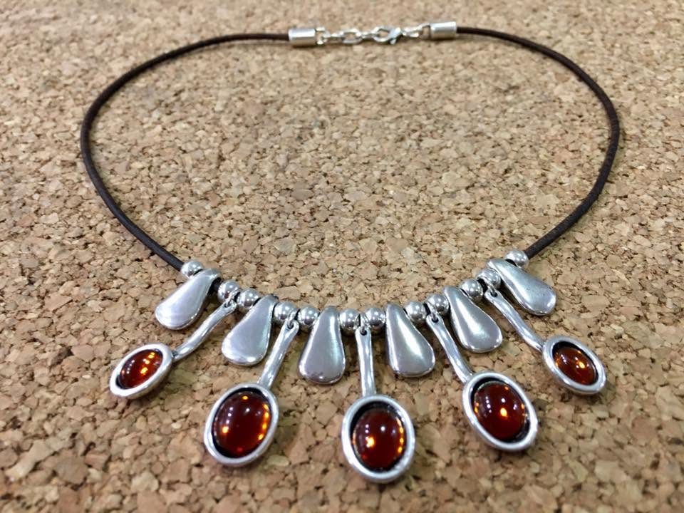 Collar artesanal de zamak con baño de plata y piedras color ámbar sobre cordón de cuero, hecho a mano en Las Rozas