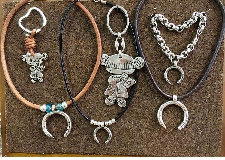 Collares de cuero con colgantes infantiles de zamak plateado hechos a mano