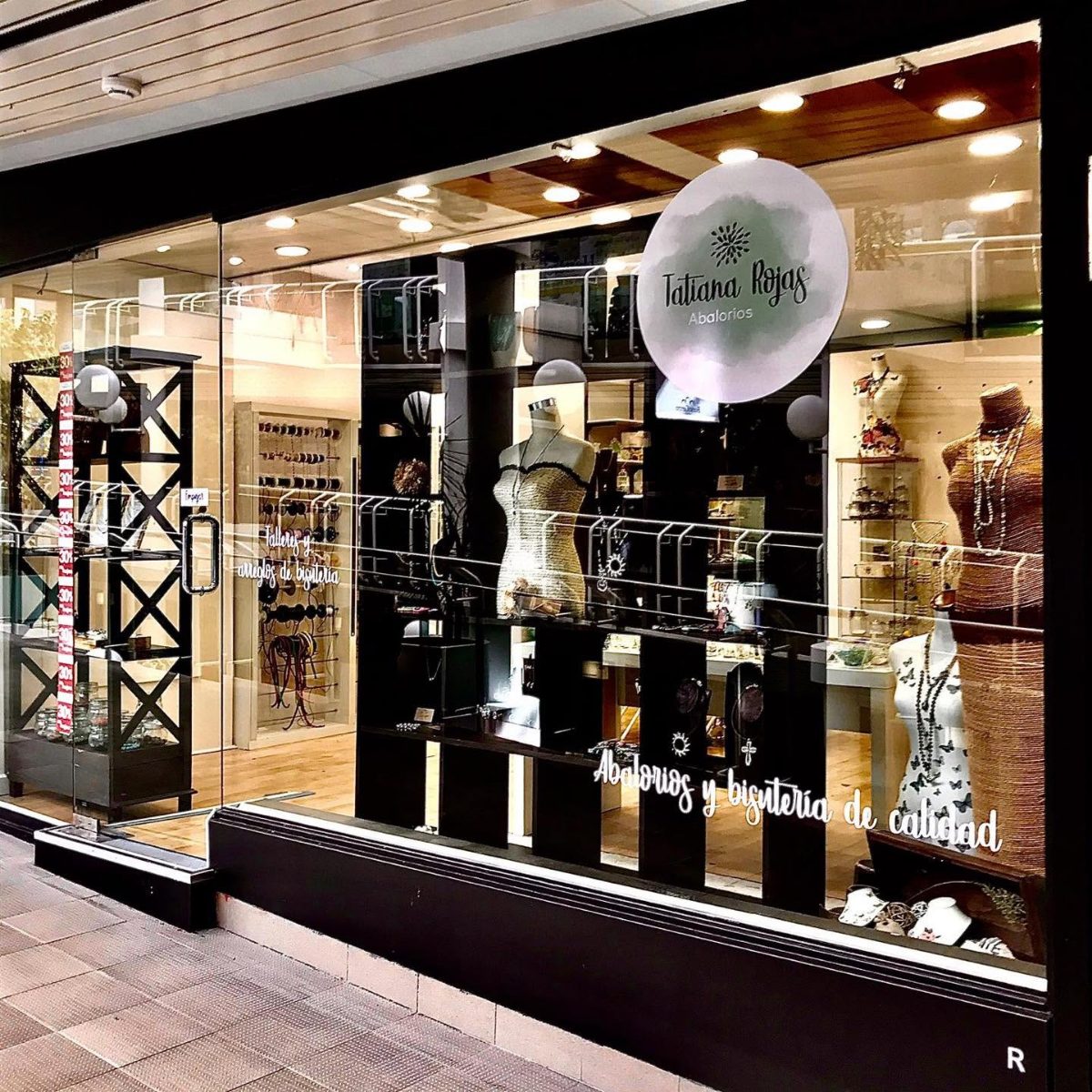 Escaparate actual de Abalorios Tatiana Rojas en el Centro Comercial BurgoCentro 2 de Las Rozas de Madrid