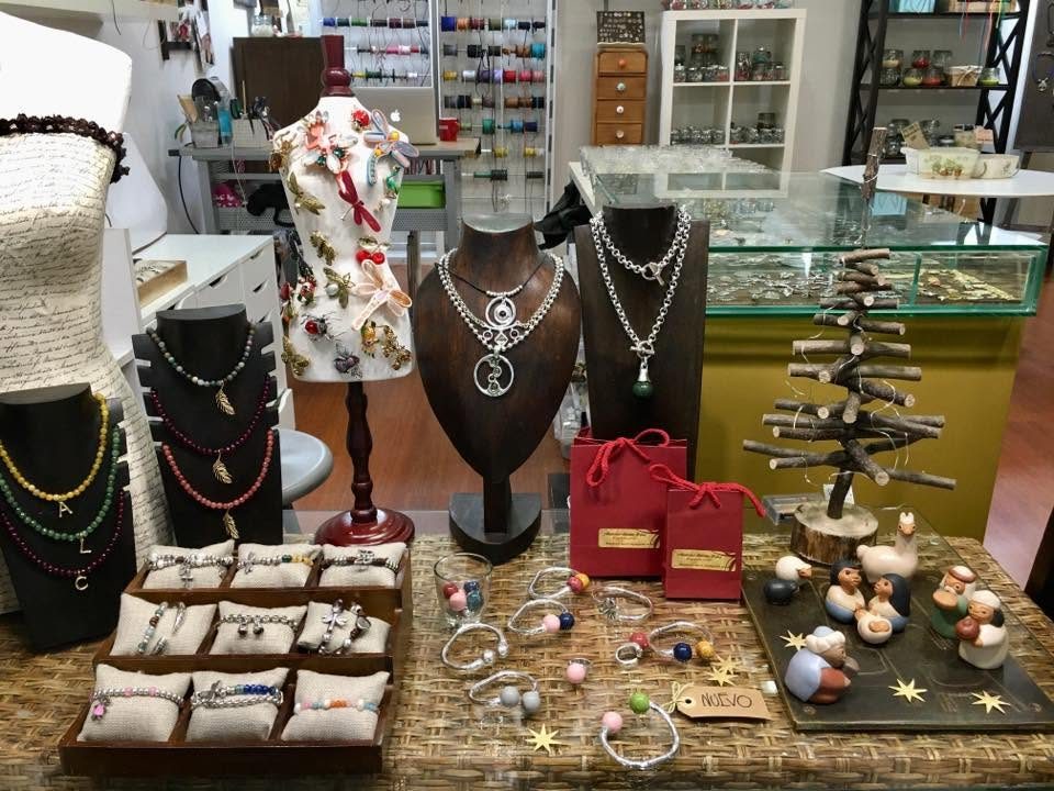 Interior de la tienda con expositores de collares y pulseras artesanales