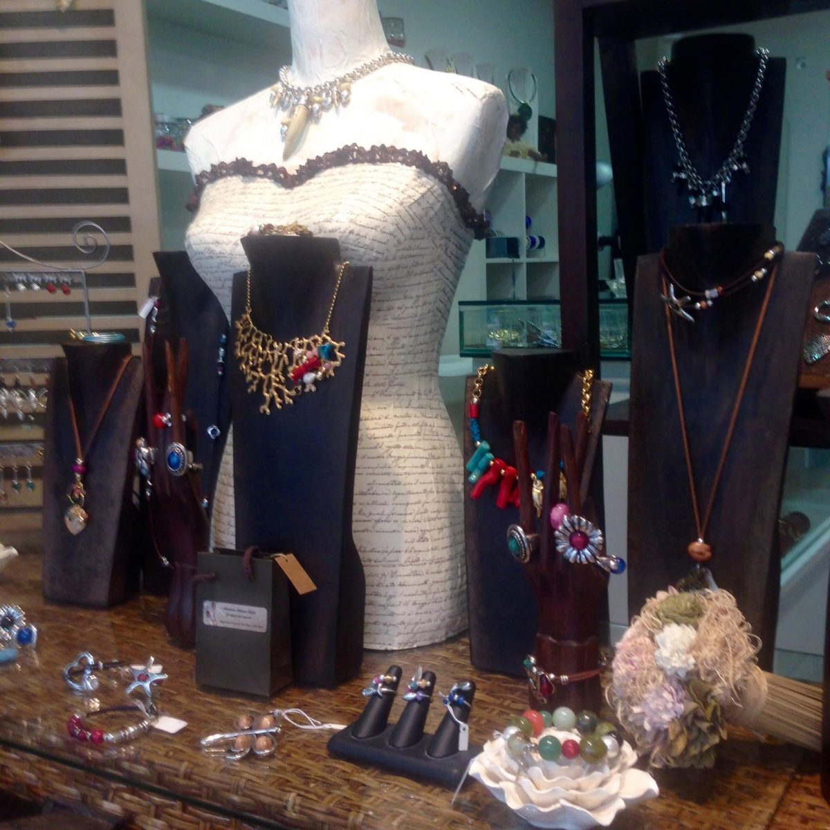 Mostrador de la tienda Abalorios Tatiana Rojas en Las Rozas con collares y piezas artesanales expuestas